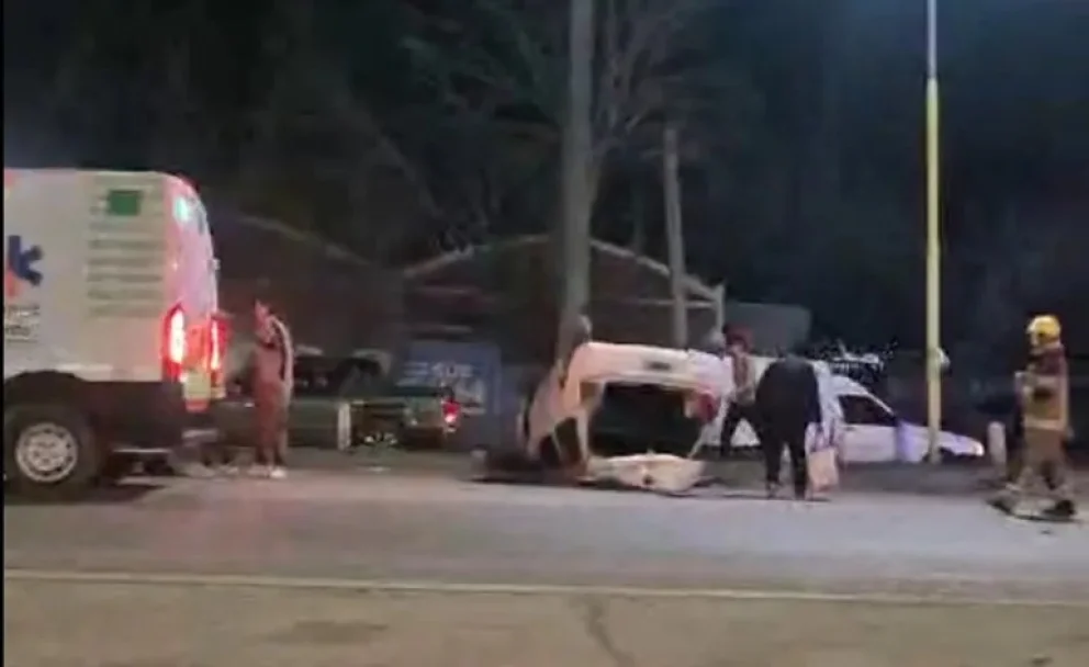 Violento accidente terminó con un auto volcado y algunos heridos. Foto: gentileza. 