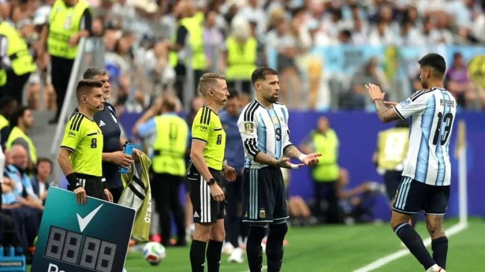 La salida de Romero por Otamendi, tras su golpe en la rodilla. Foto: gentileza