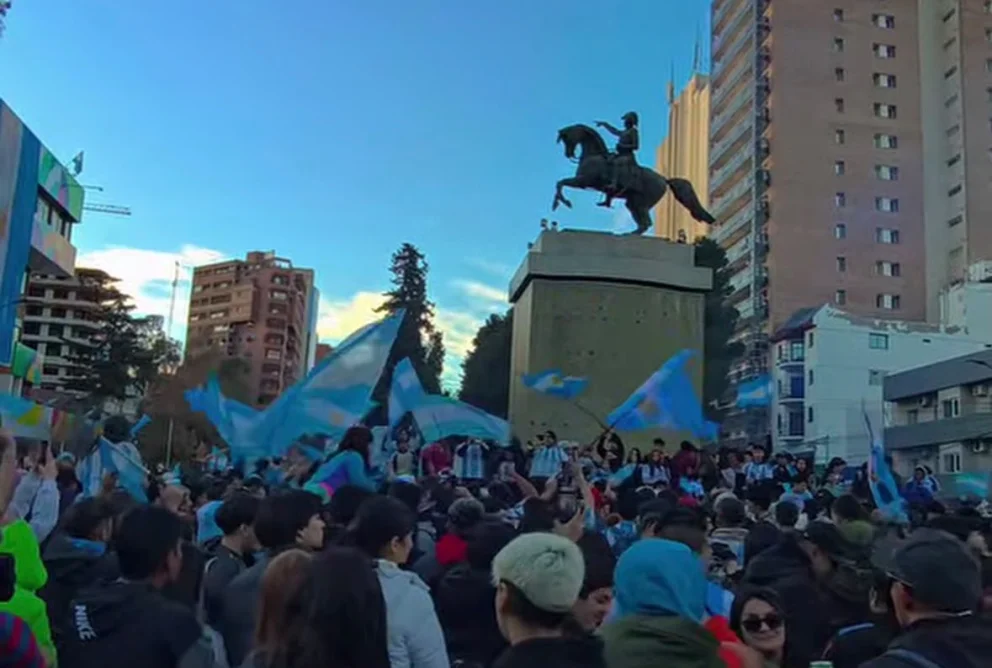 Cientos de neuquinos se dieron cita en el monumento a San Martín.