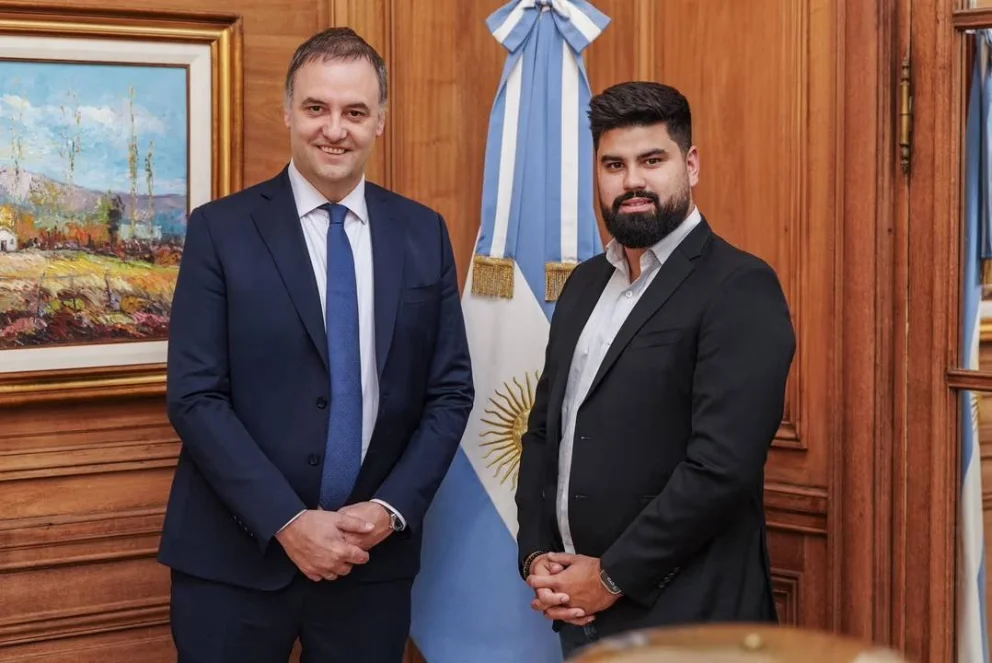 Manuel Adorni junto a Fabián Fernández.