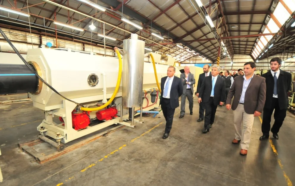 La firma fabricará tuberías de PVC tricapa para la industria petrolera y minera, en una apuesta por acompañar el desarrollo energético nacional.