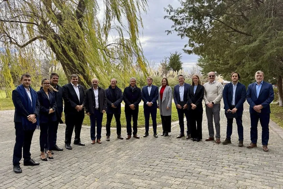 Rolando Figueroa junto a funcionarios y dirigentes del BID.