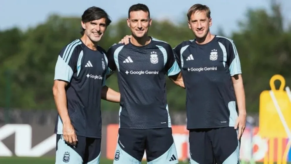 Ayala, Scaloni y Manna, parte del cuerpo técnico de la Selección Argentina. Foto: @AFA