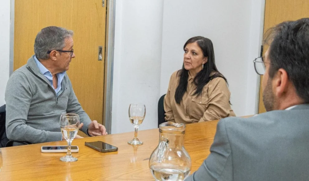 La ministra de Educación, Soledad Martínez, y el presidente de CALF, Marcelo Severini, acordaron el proyecto conjunto. Foto: Prensa CALF