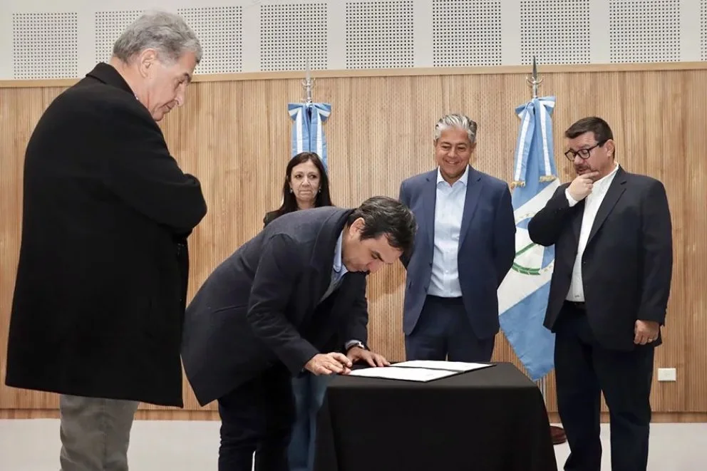 Las Becas Gregorio Álvarez ya benefician a 20.200 estudiantes de toda la provincia. Foto: Neuquén Informa.