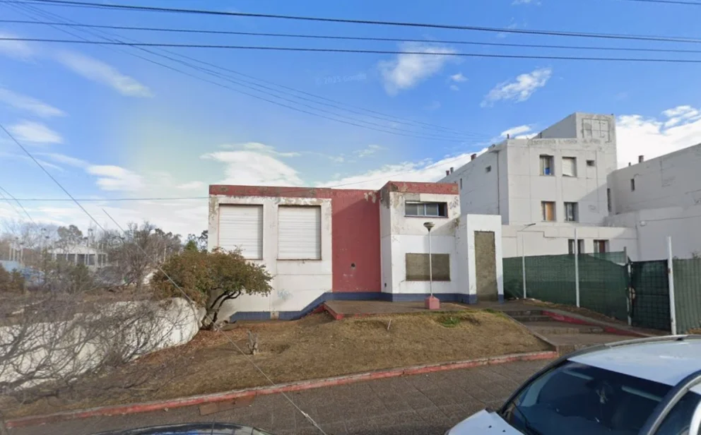 Policías y Bomberos ingresaron al edificio ubicado en avenida Argentina al 1300 y hallaron el cadáver. Foto: Google Maps