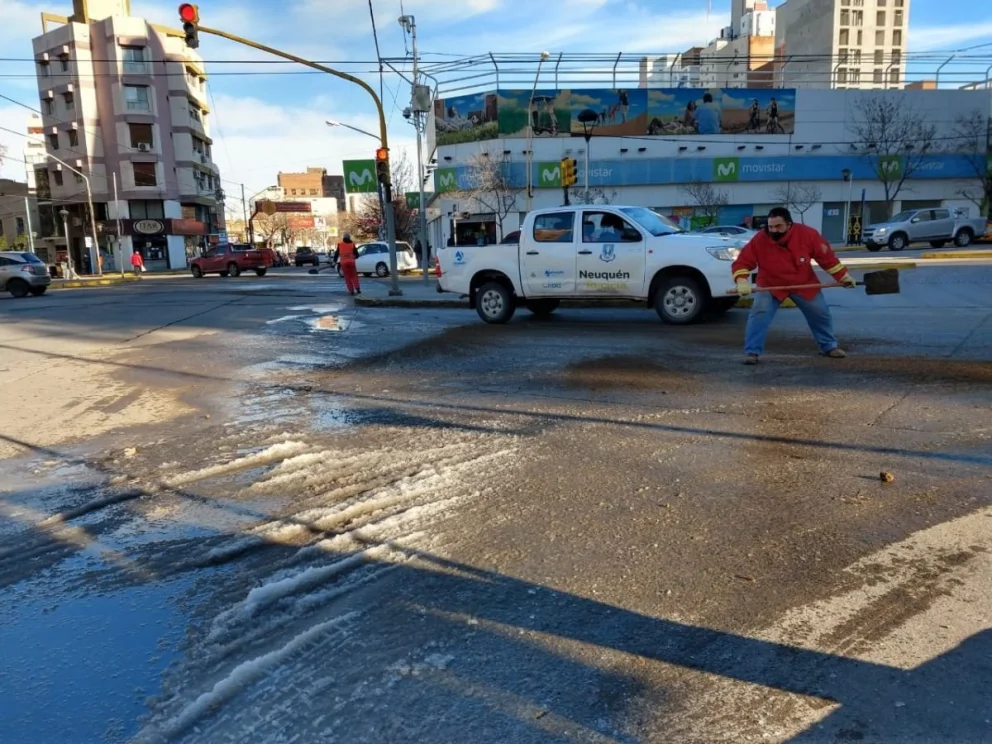 Los trabajadores municipales colocan arena y sal en las zonas críticas. Foto: gentileza.
