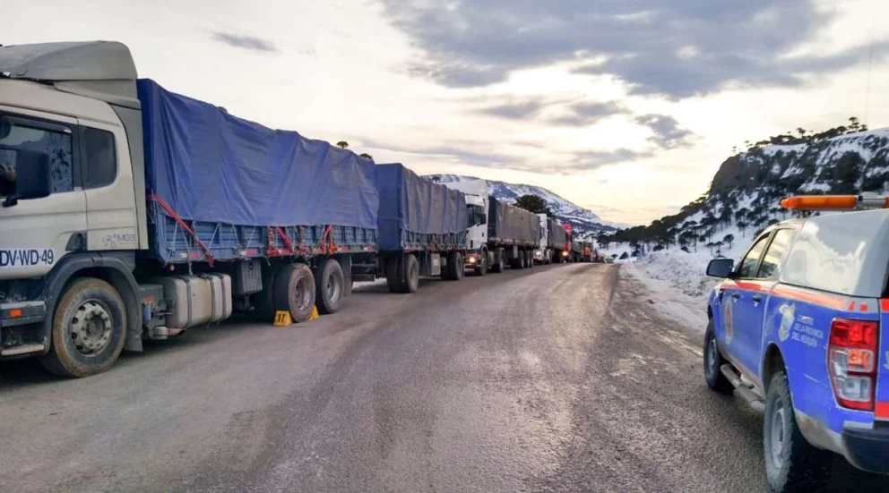 A ambos lados de la cordillera se encuentran transportes de carga aguardando la apertura del paso internacional Pino Hachado. Foto: gentileza