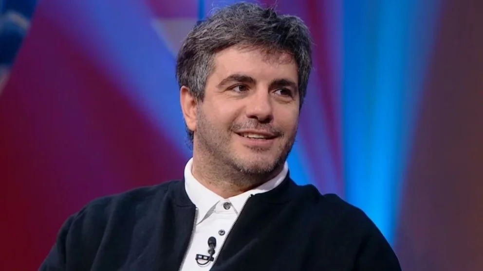 Marco Antonio Caponi defendió el uso satírico de la inteligencia artificial, en una velada dónde la bióloga Pilar Ferrer habló sobre la medicina regenerativa argentina.