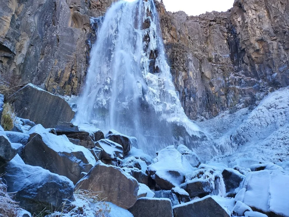 Cómo estará el tiempo en Neuquén este lunes 6 de julio. Foto: cascada del río Agrio congelada, gentileza.