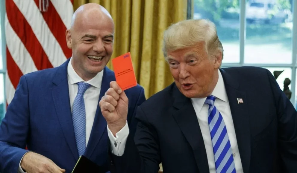 Donald Trump llamó al presidente de la FIFA, Gianni Infantino, para pedir que se revise la expulsión del goleador de Estados Unidos. Foto: The Guardian