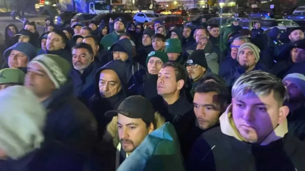 Fin de una era: tras el cierre de la histórica distribuidora de bebidas de Buenos Aires, los trabajadores reclaman en la calle. Foto: gentileza.