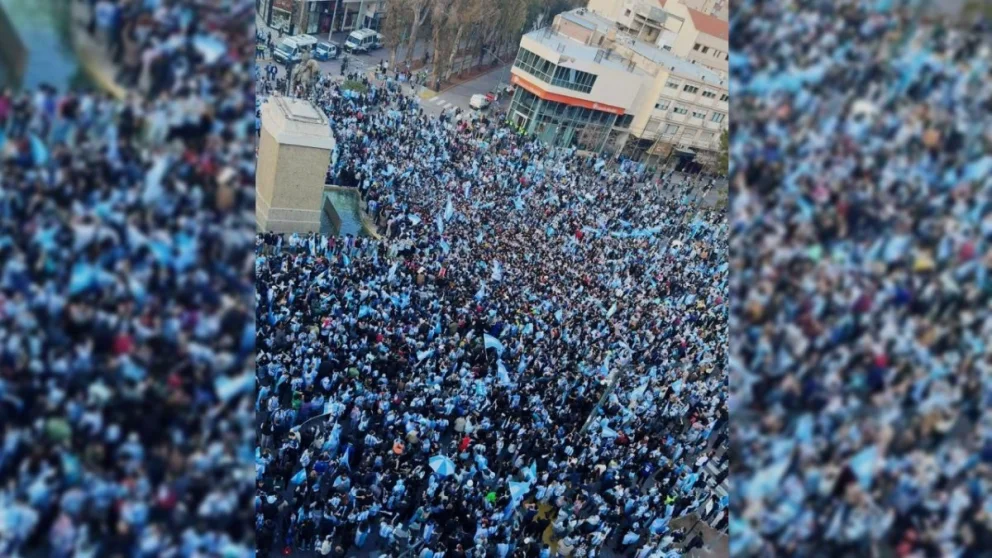 Una multitud se congregó en el monumento a San Martín.