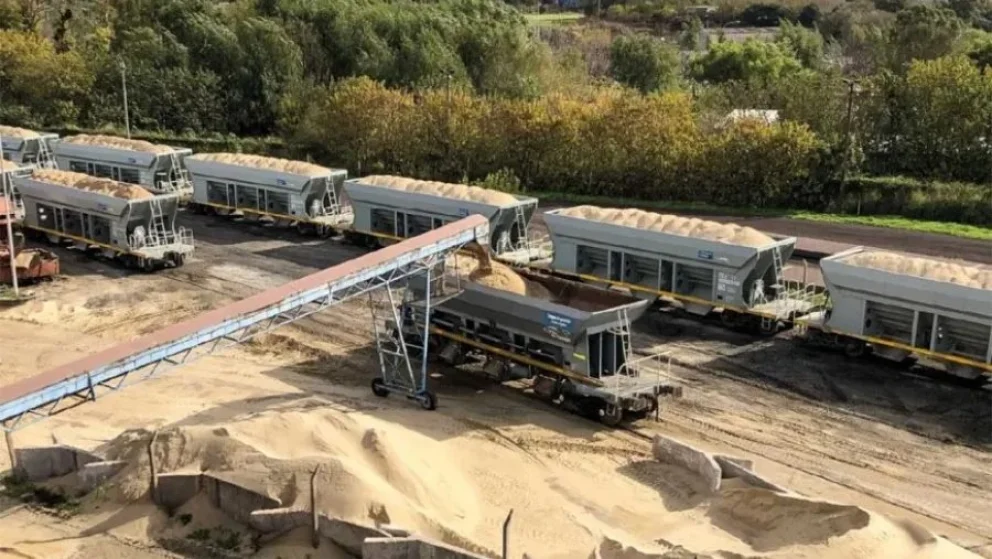 La Ruta 5, eje del transporte de arena hacia la cuenca neuquina, fue concesionada y suma peajes en un contexto de alta demanda logística.