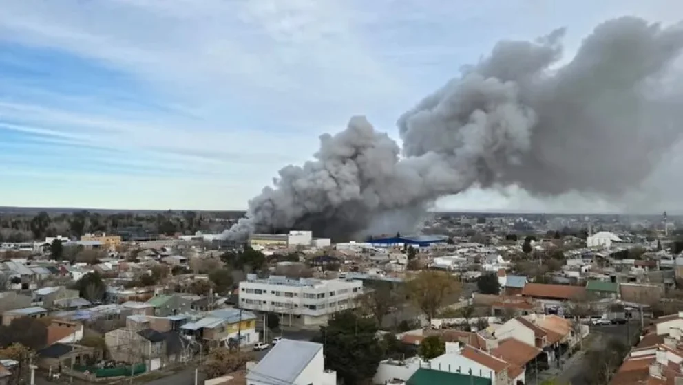 La columna de humo fue visible desde distintos puntos de la ciudad. Foto: Gentileza