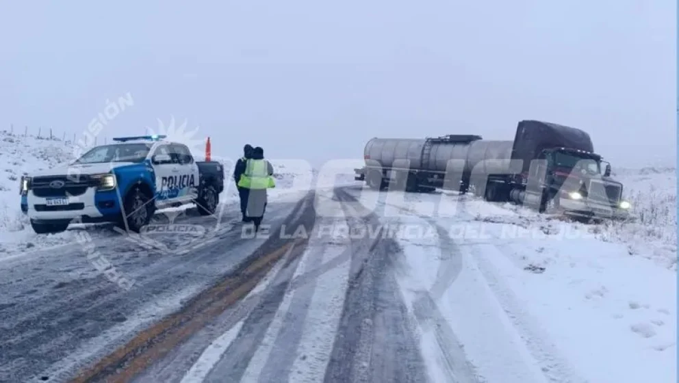 Las lluvias y nevadas complican varias rutas de Neuquén durante el fin de semana largo.