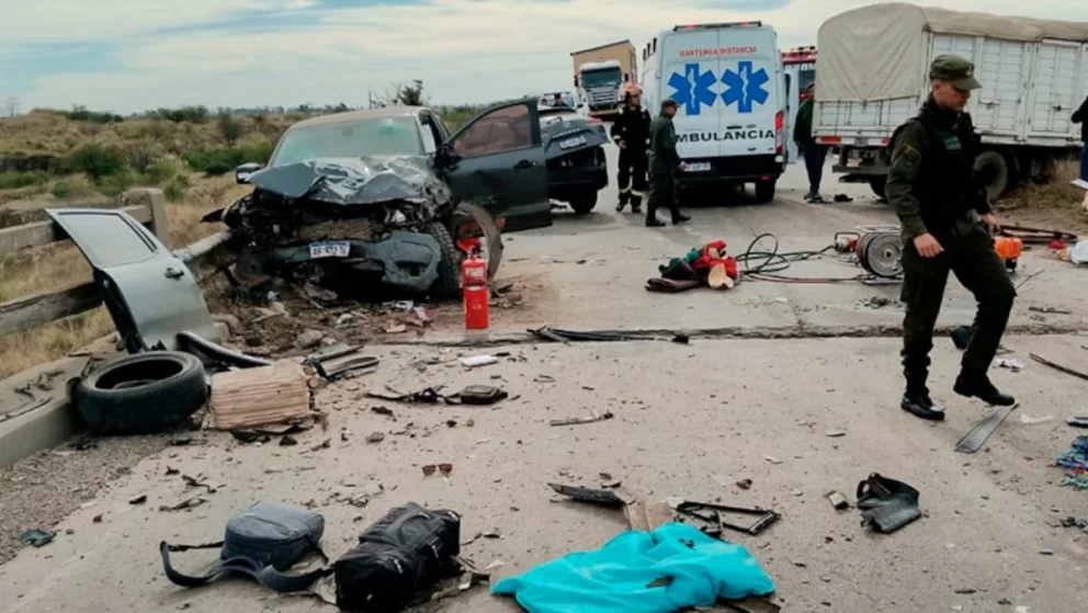 Se identificó oficialmente a las víctimas fatales, oriundas de Villa La Angostura. Las imágenes muestran la violencia del impacto entre los cinco vehículos. Foto: gentileza