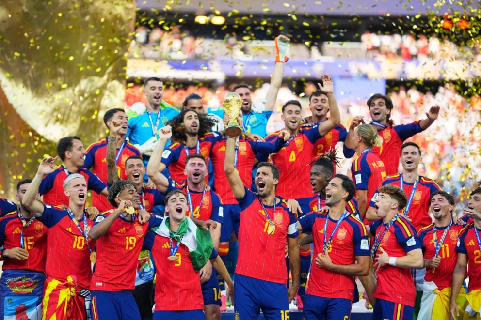 Rodri recibió y levantó la Copa del Mundo como capitán español.