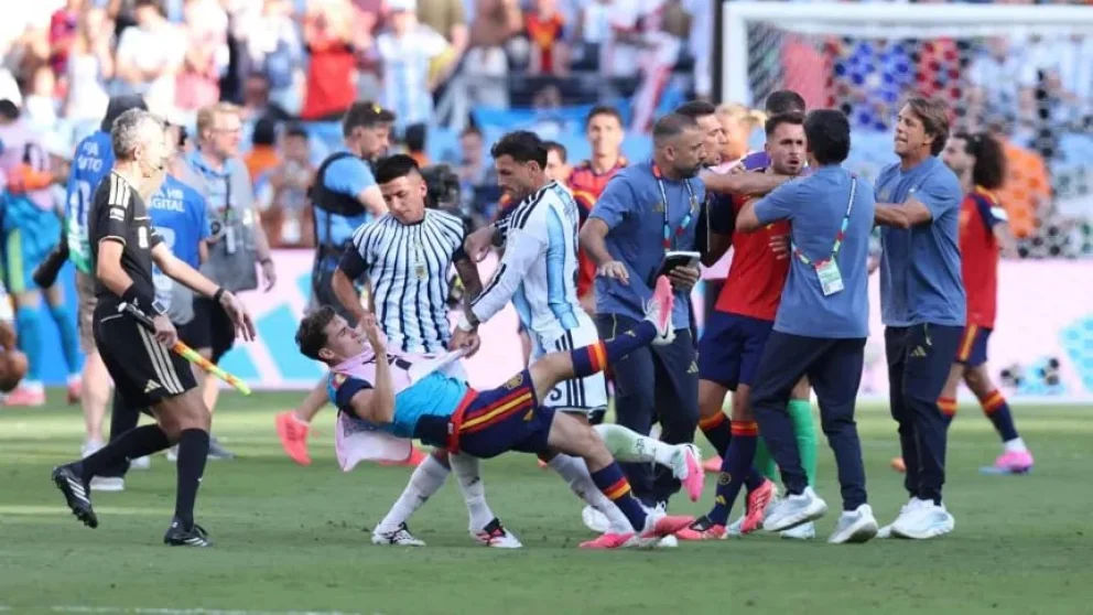 Leandro Paredes, protagonista de una pelea tras la derrota de la Selección Argentina contra España. Foto: captura