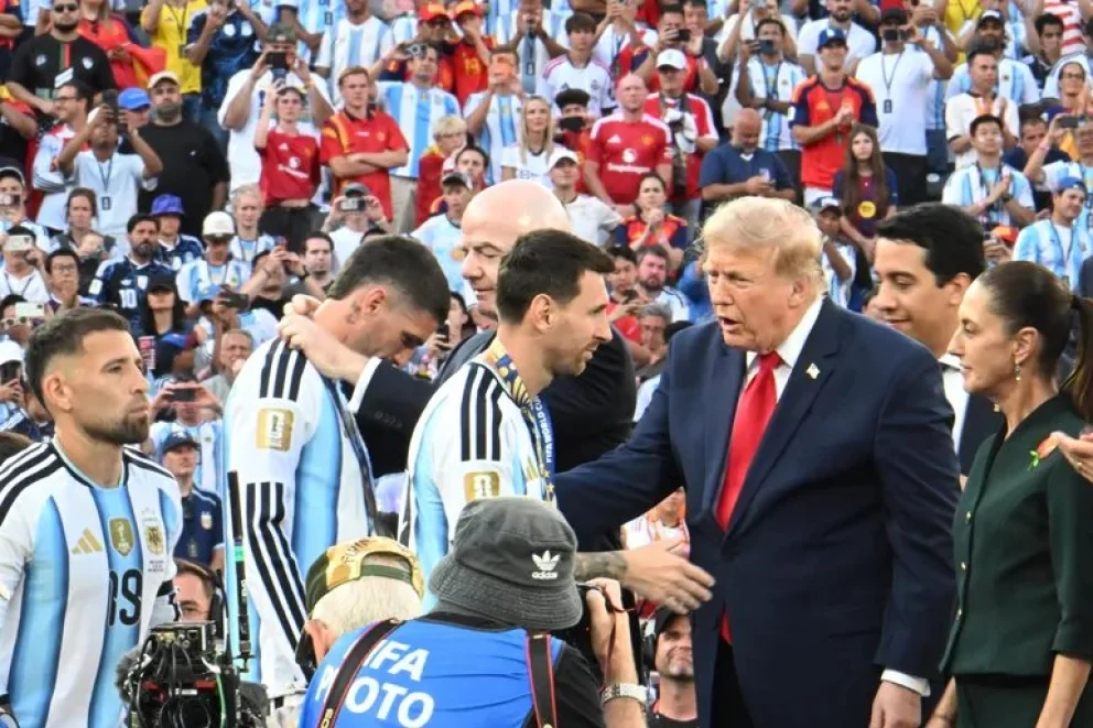 Messi recibiendo la medalla. Foto: archivoLa derrota en la final del Mundial 2026 caló hondo en el corazón de los argentinos, pero la posterior digestión del 1-0 ante España en el MetLife Stadium tomó un rumbo inesperado. Lejos de quedar encapsulado en un