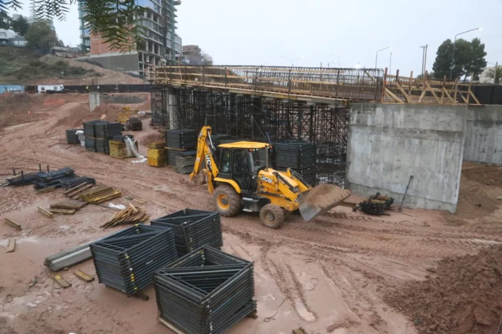 La obra busca resolver la fluidez de una de las zonas más transitadas: así, quienes vayan hacia 9 de Julio o hacia Jujuy podrán hacerlo por el puente elevado. Foto: Municipalidad de Neuquén.