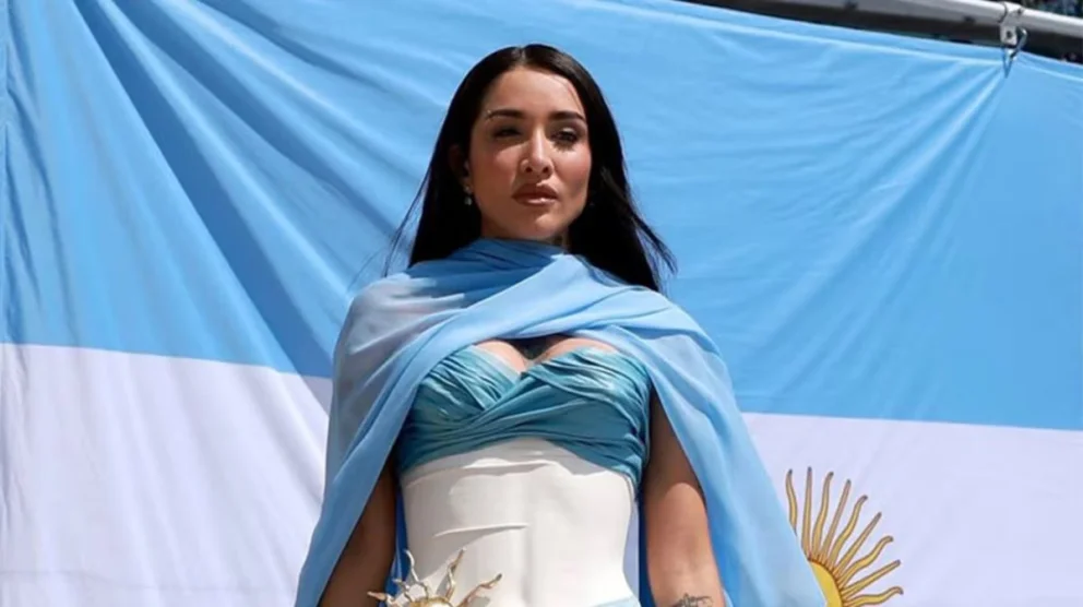 María Becerra flameó la bandera nacional en su show de Barcelona, reafirmando su orgullo argentino tras su paso histórico por la final del Mundial.
