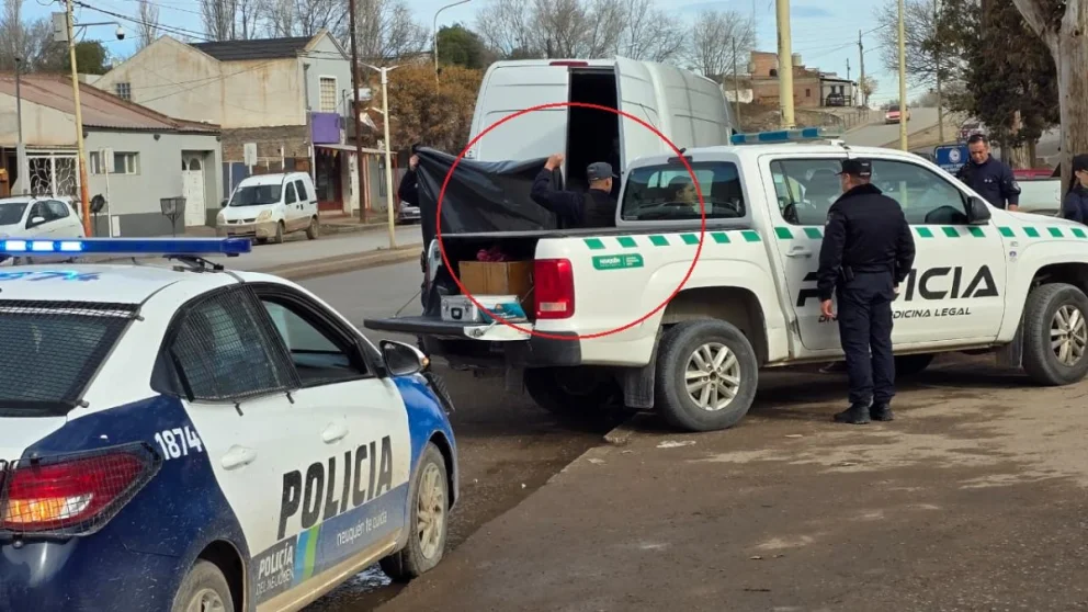 La policía forense analizó el interior del vehículo y luego trasladó el cuerpito del bebé a la morgue para la realización de la operación de autopsia. Foto: Centenario Digital