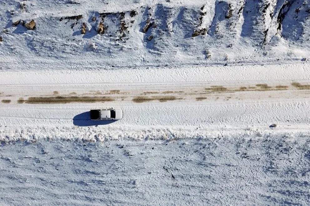 La persistente nieve y el hielo en calzada complican las condiciones de transitabilidad.