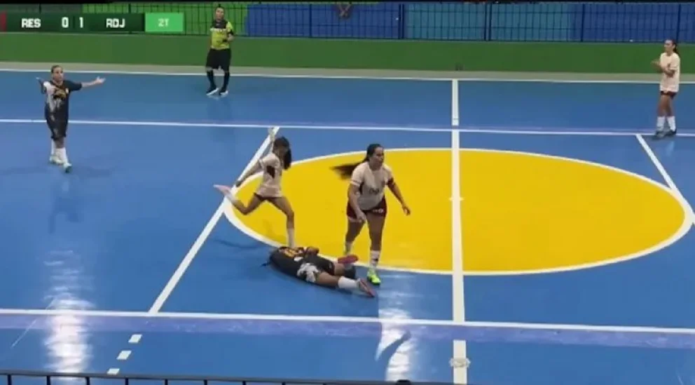 El momento de la patada. Foto: captura