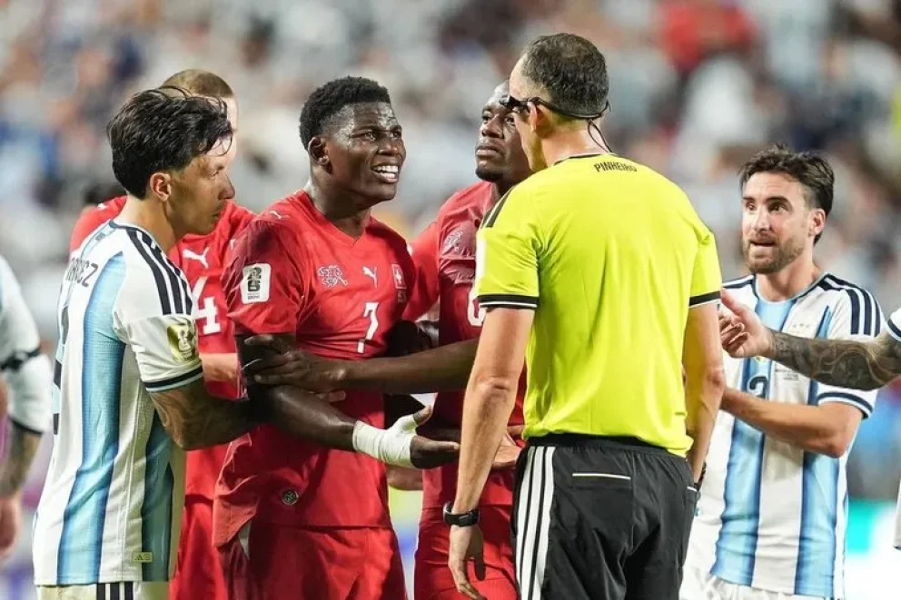 La IFAB admite que la expulsión del jugador suizo fue errónea. Foto: archivo