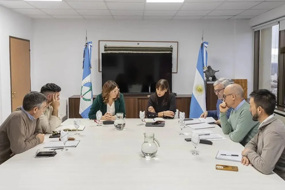 De la reunión participaron la intendenta Malena Resa y la Ministra de Ambiente Leticia Esteves. Foto: Neuquén Informa.