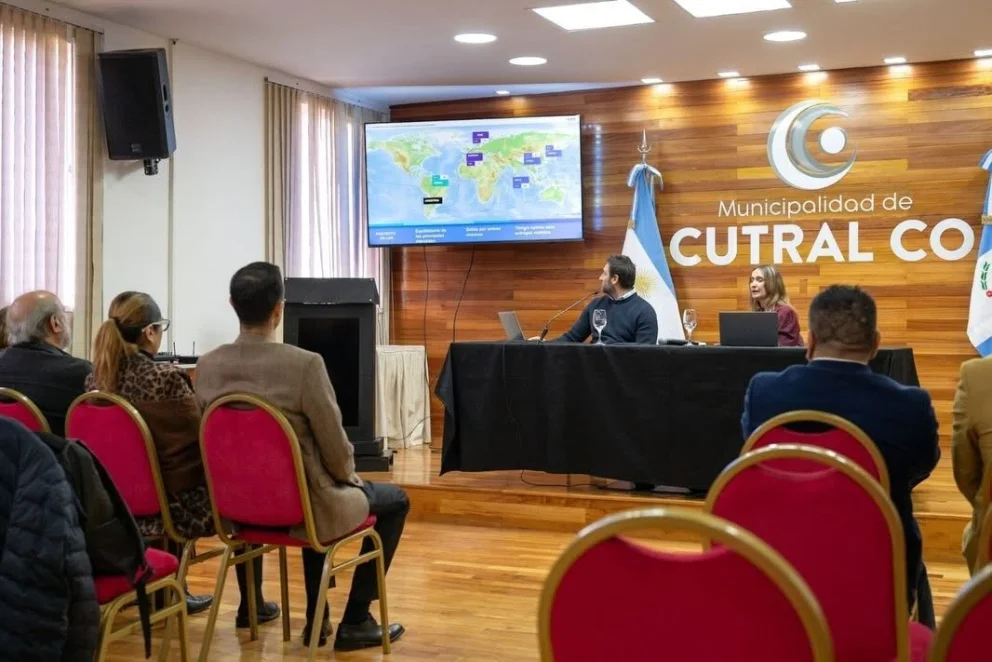 Autoridades locales analizaron el impacto del proyecto Argentina LNG, que prevé infraestructura estratégica y generación de empleo en la región.