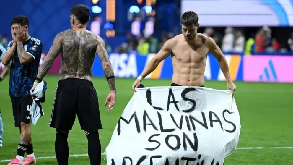 Giovani Lo Celso muestra una bandera de Malvinas tras la victoria de Argentina a Inglaterra. Foto: archiv