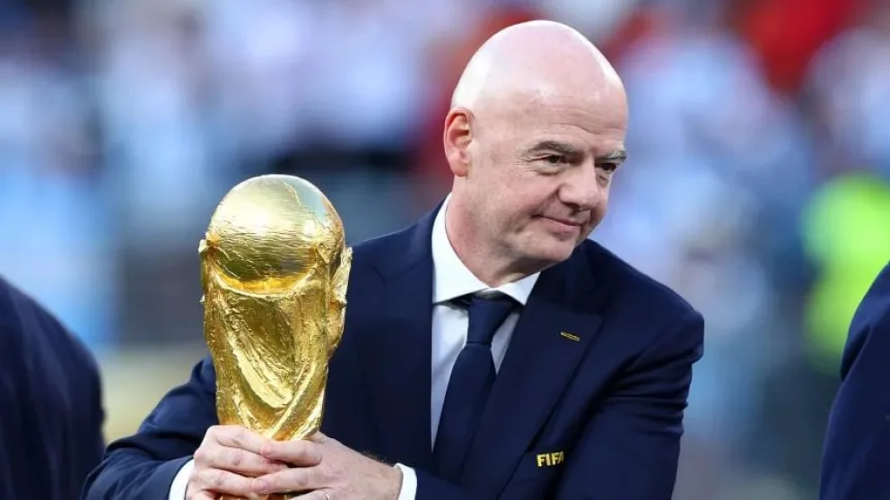 Gianni Infantino, presidente de la FIFA, con el trofeo del Mundial. Foto: archivo