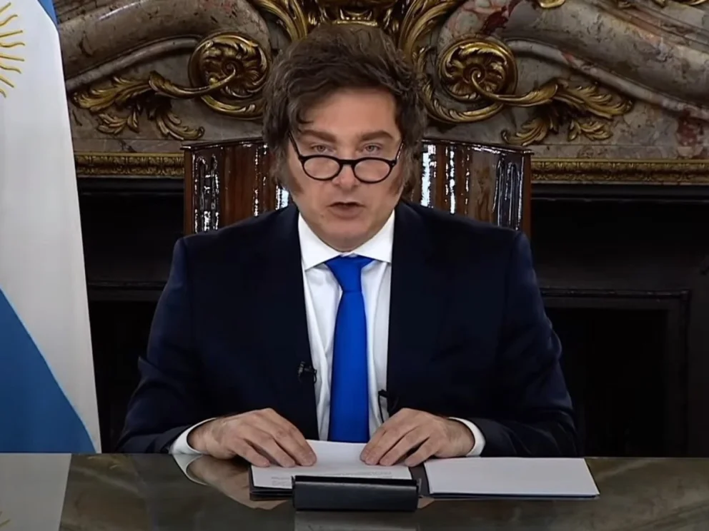 Javier Milei llegó a la Casa Rosada tras regresar de Chile y grabará allí la cadena nacional sobre la cuestión Malvinas.