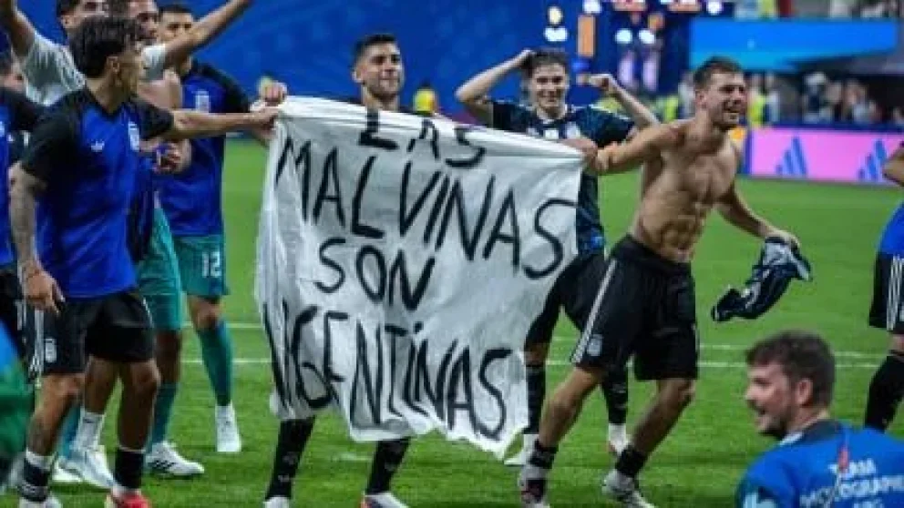 Los jugadores con la bandera luego de vencer a Inglaterra. Foto: archivo