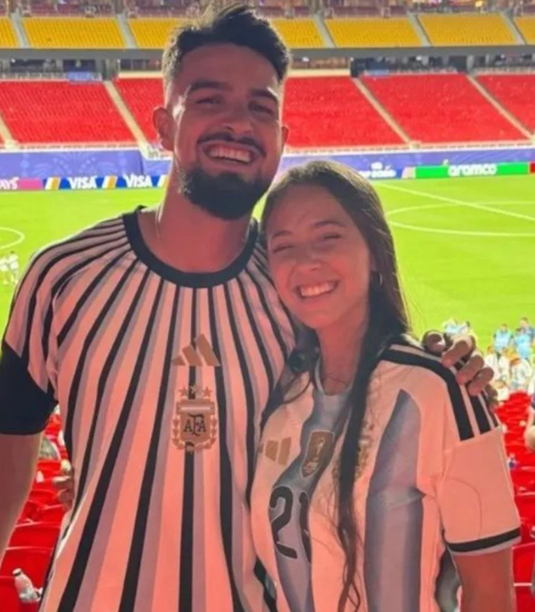 Jos&eacute; "el Flaco" L&oacute;pez y Clari Cremaschi, de fondo un estadio de f&uacute;tbol