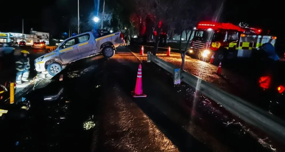 El vehículo atravesó una vereda y quedó atascado en un desnivel.