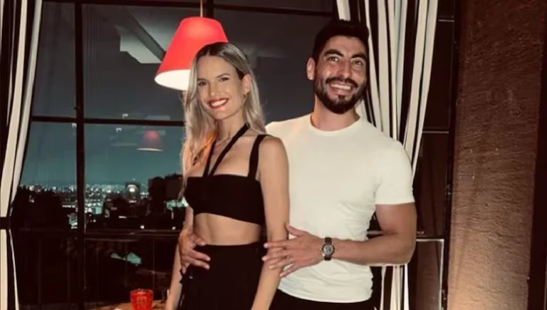 Eva Bargiela y Facundo Moyano cuando eran pareja. Tomados de la mano y posando para la foto