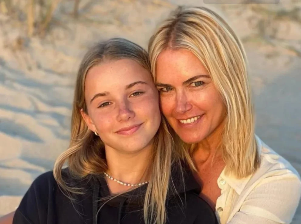 Taína Gravier y Valeria Mazza, hija y madre posando en una playa. Fuente: Redes Sociales