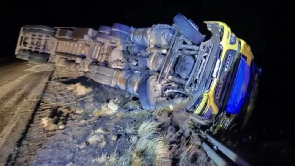 Increíble vuelco de un camión en la ruta 242. 