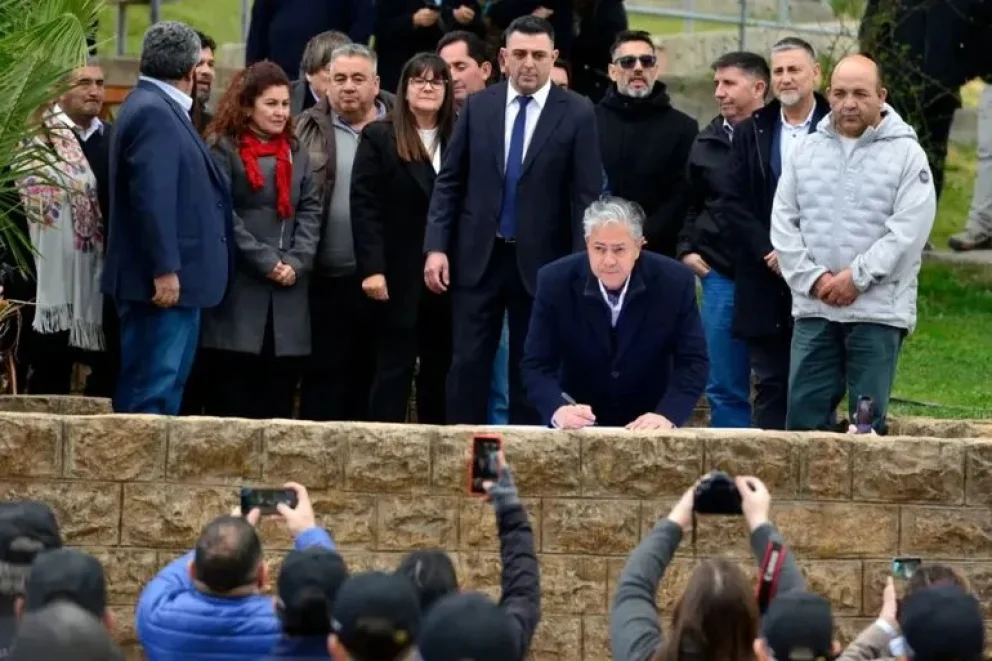 El gobernador Rolando Figueroa en Chos Malal. 