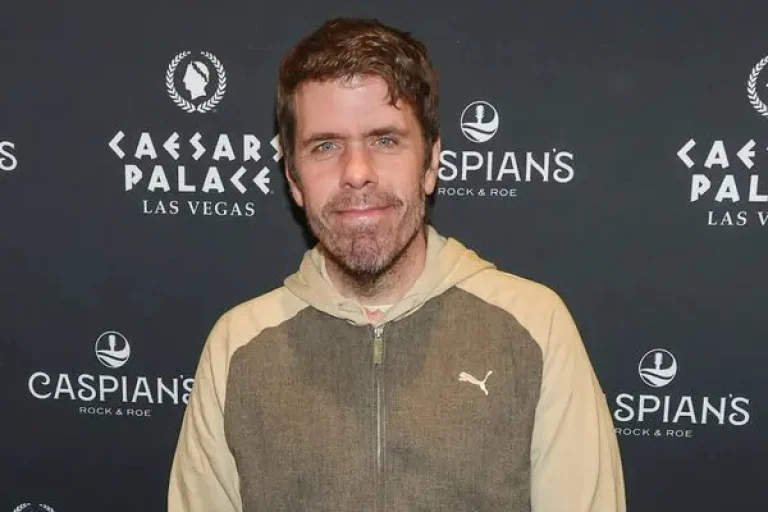 Perez Hilton en una alfombra roja