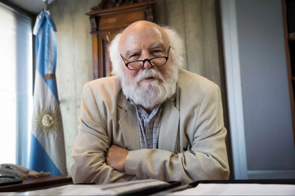 Juan Sasturain durante su experiencia como director de la Biblioteca Nacional durante la presidencia de Alberto Fernández. Fuente: gentileza.