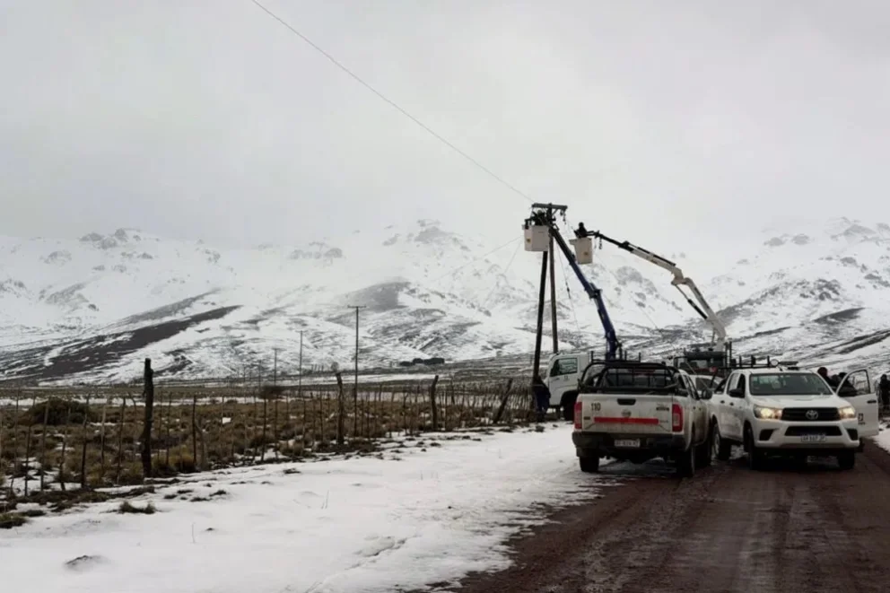 El organismo provincial trabajó en adversas condiciones climáticas para reestablecer el servicio. Foto: Neuquén Informa