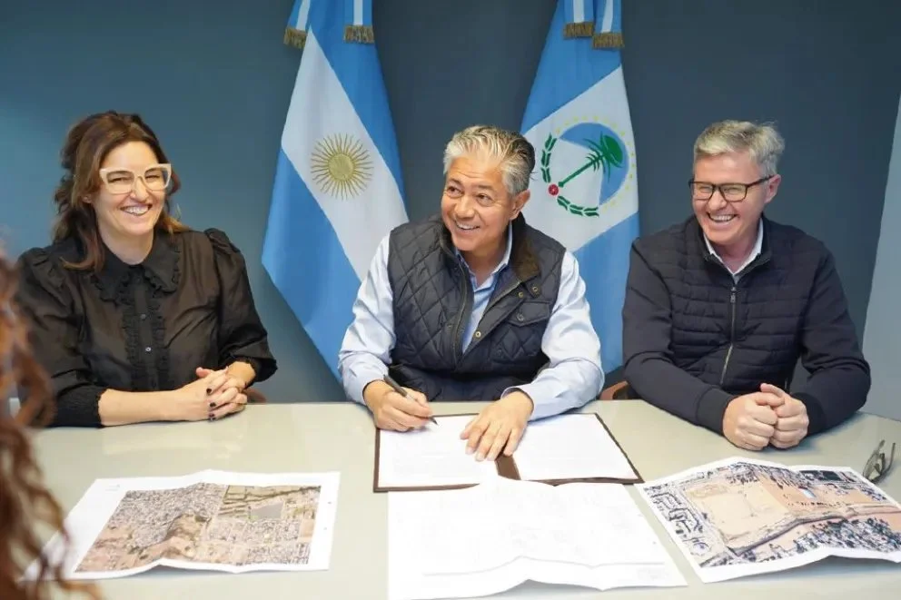 Rolando Figueroa junto a los intendentes de Plottier, Malena Resa, y de Plaza Huincul, Claudio Larraza.