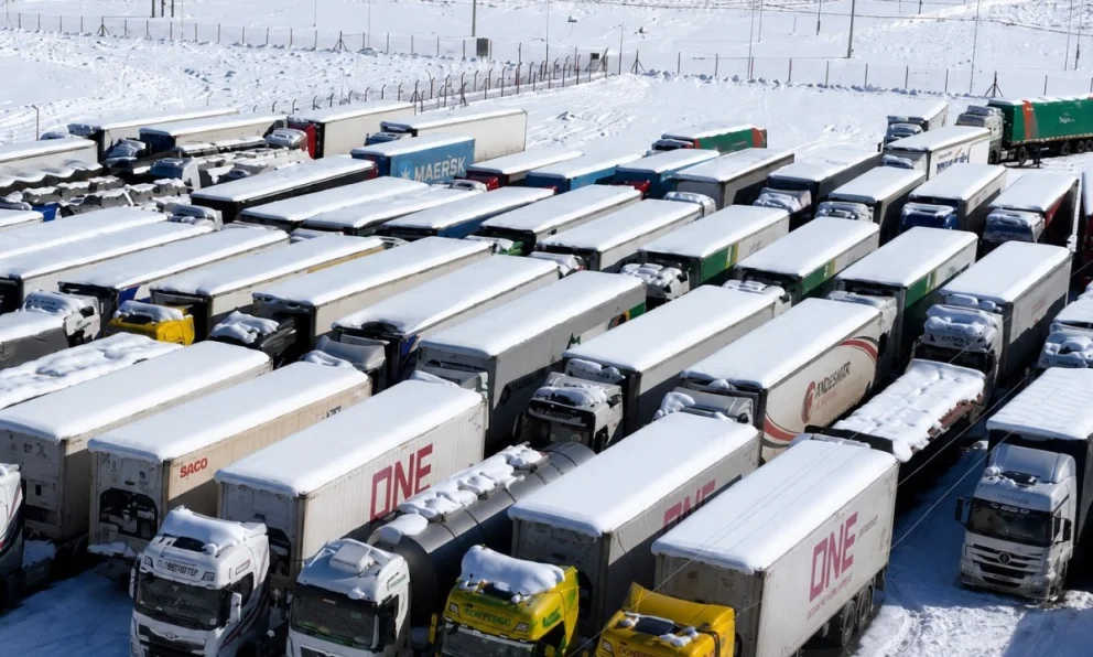 Mientras aguardan que se normalicen las condiciones climáticas, los camiones que están esperando en Autovía Norte, serán reubicados en Centenario. Foto: gentileza.