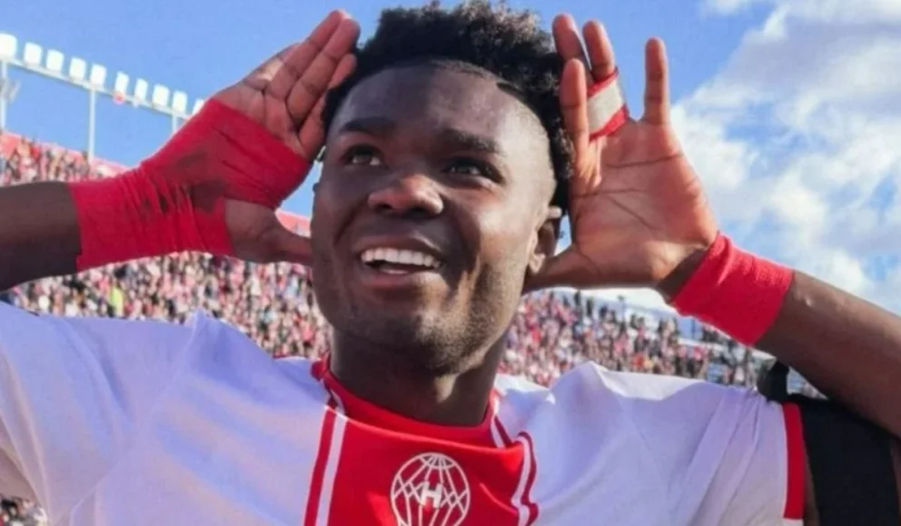 Jordy Caicedo festejó con el "Topo Gigio" frente a la hinchada de San Lorenzo. Foto: Gentileza