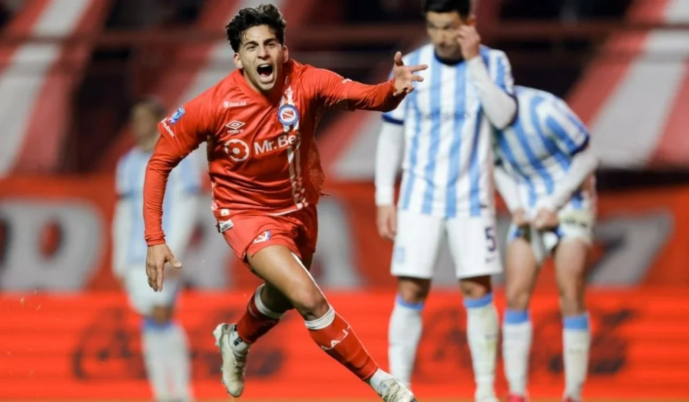 Hernan López Muñoz festeja su gol ante Racing. Foto: El Gráfico