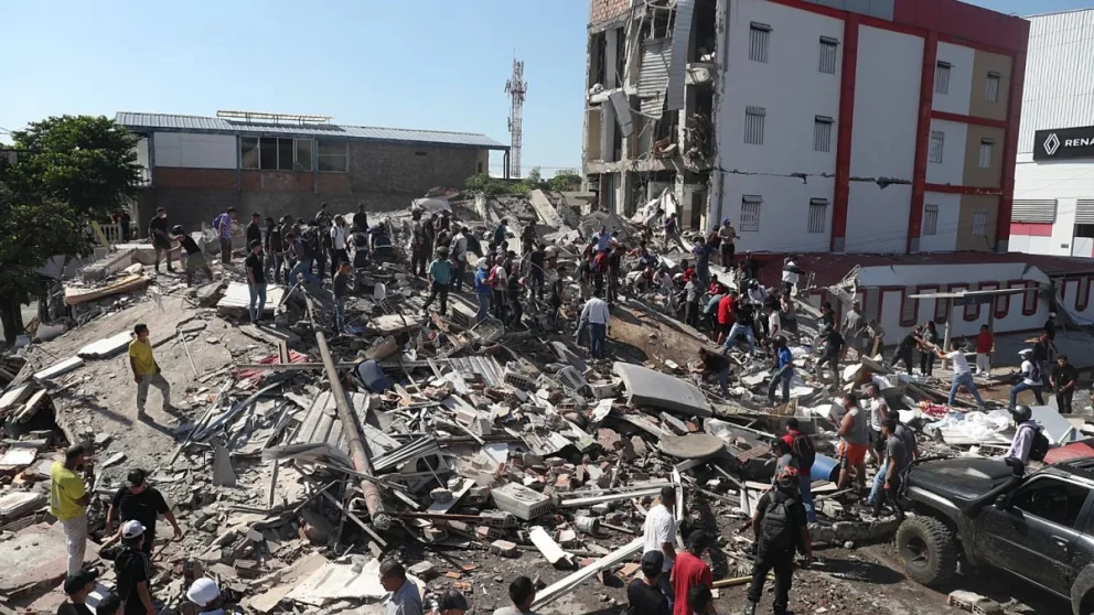 El derrumbe de estructuras puso en alerta al personal de emergencia que ya comenzó con los operativos de rescate. Foto: gentileza.
